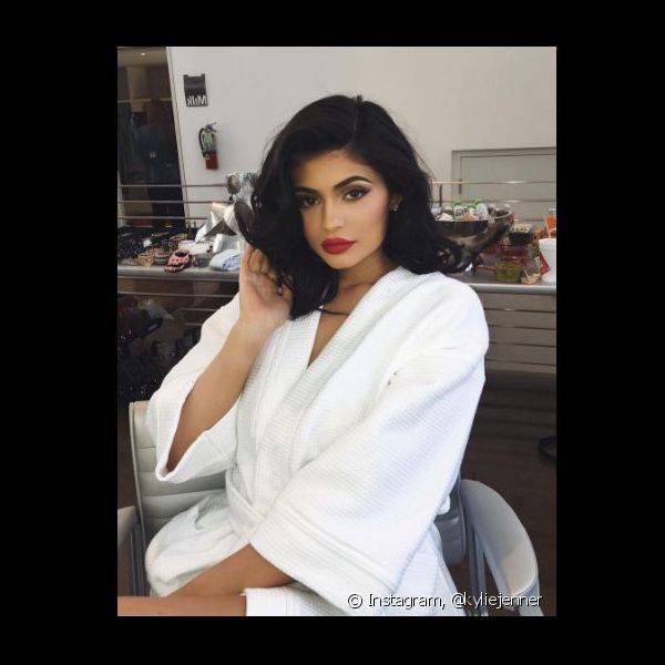 Kylie Jenner mostrou em seu Instagram uma make de mulher fatal com olhos delineados, batom vermelho intenso e sobrancelhas superpoderosas (Foto: Instagram @kyliejenner)